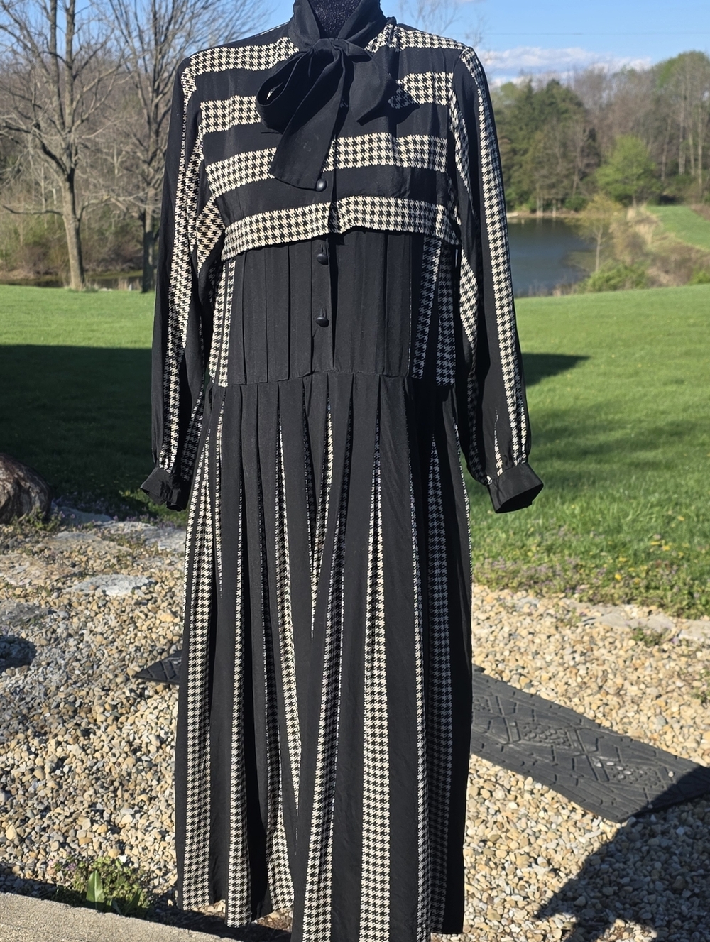 100% Silk '70s Vintage Albert Nipton Boutique Black & Cream Houndstooth Size 10